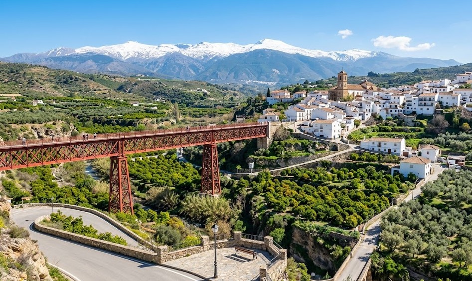 Vistas de Dúrcal, el puente de lata, los campos de cítricos y el Valle de Lecrín en Granada